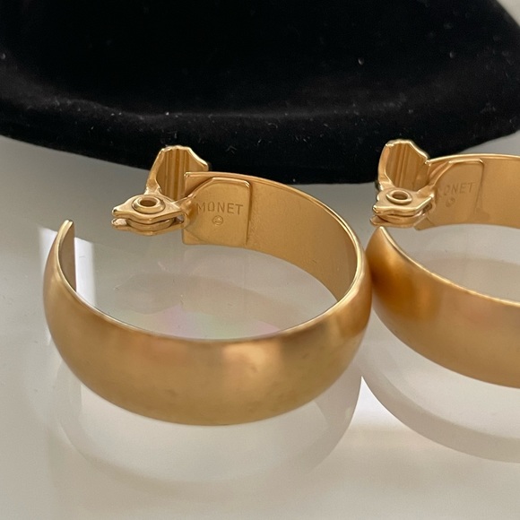 Vintage mid-80s Monet brushed gold clip-on hoops in EUC - Picture 2 of 12
